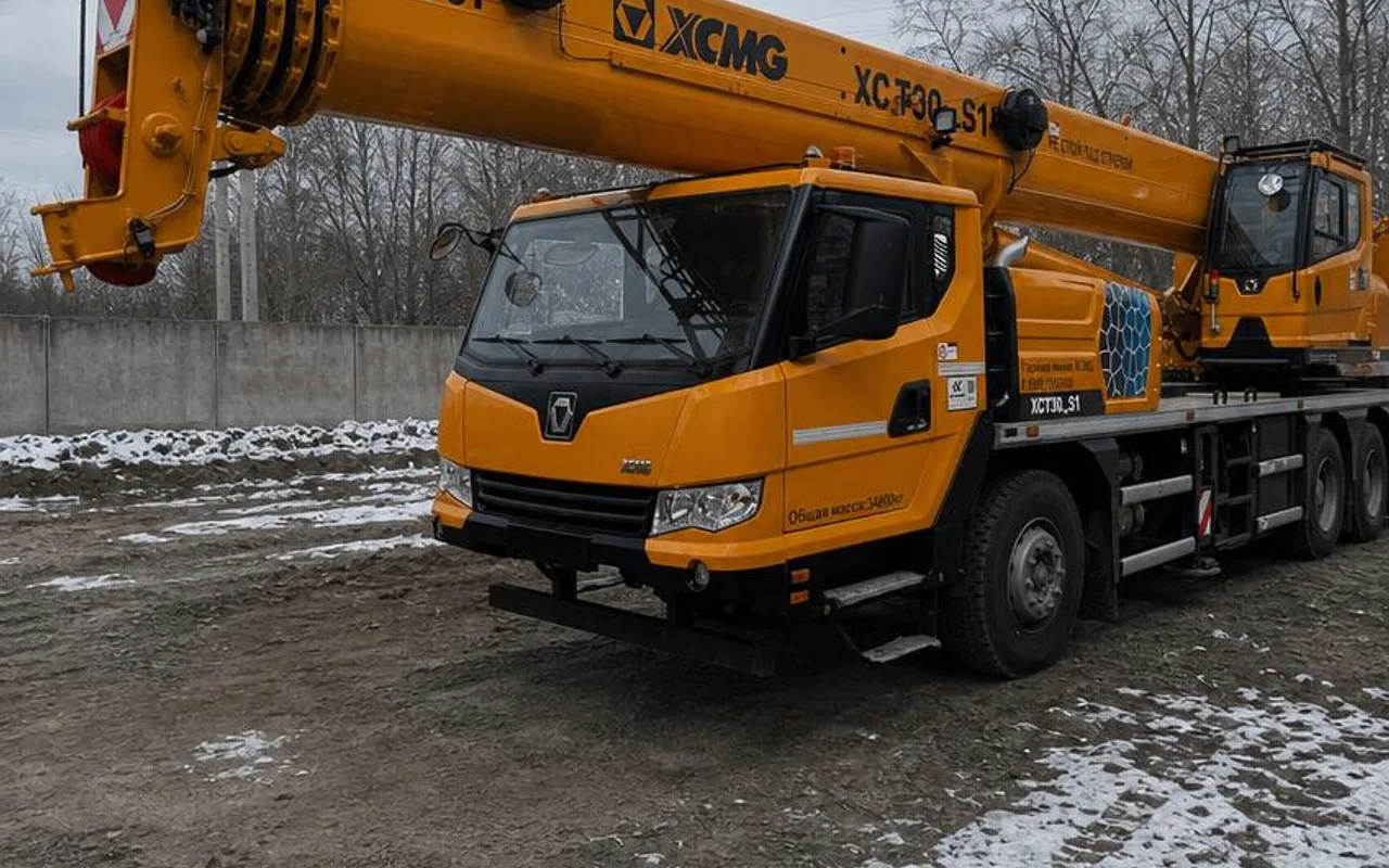 Автокран XCMG XCT30_S1 30 тонн на площадке