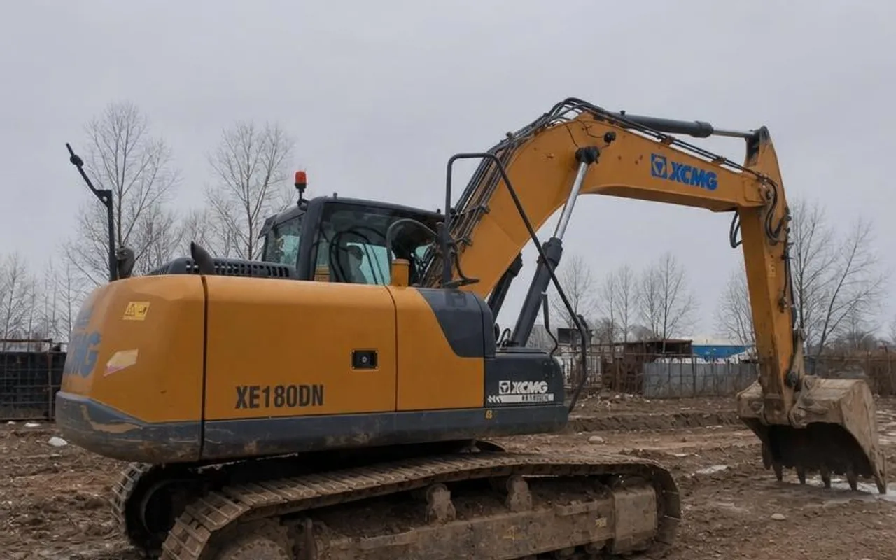 Гусеничный экскаватор XCMG XE180DN на стройплощадке